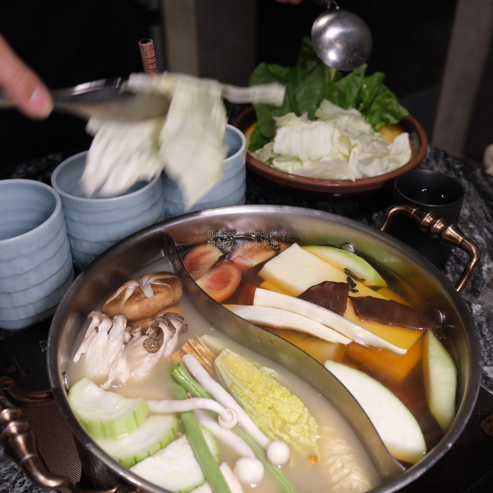 【台北火鍋推薦】二本松涮涮屋|專人桌邊服務的頂級帝王蟹五吃,全程解放雙手的台北高級火鍋饗宴 - 第45張圖