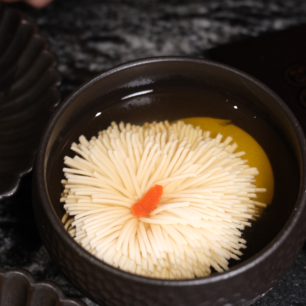 【台北火鍋推薦】二本松涮涮屋|專人桌邊服務的頂級帝王蟹五吃,全程解放雙手的台北高級火鍋饗宴 - 第41張圖