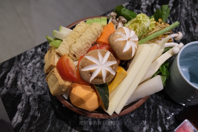 【台北火鍋推薦】二本松涮涮屋|專人桌邊服務的頂級帝王蟹五吃,全程解放雙手的台北高級火鍋饗宴 - 第42張圖