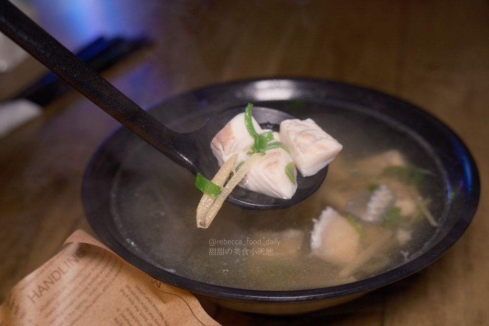 【基隆美食】BZ corner私房音樂餐酒館｜隱身基隆廟口 2 樓的夜晚放鬆好去處，免服務費、駐唱、熱炒、串燒！