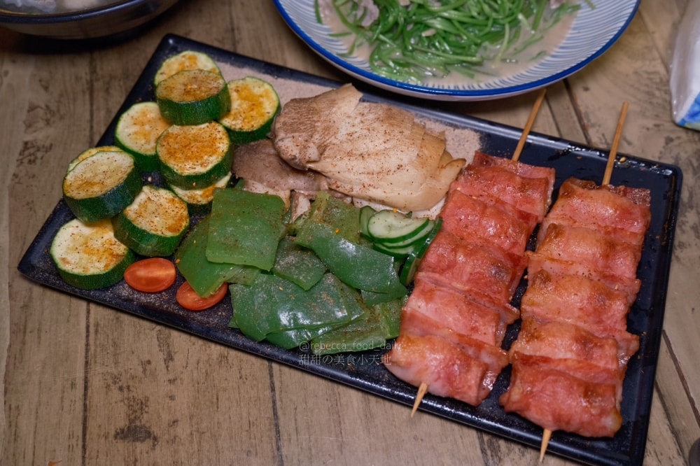 【基隆美食】BZ corner私房音樂餐酒館｜隱身基隆廟口 2 樓的夜晚放鬆好去處，免服務費、駐唱、熱炒、串燒！