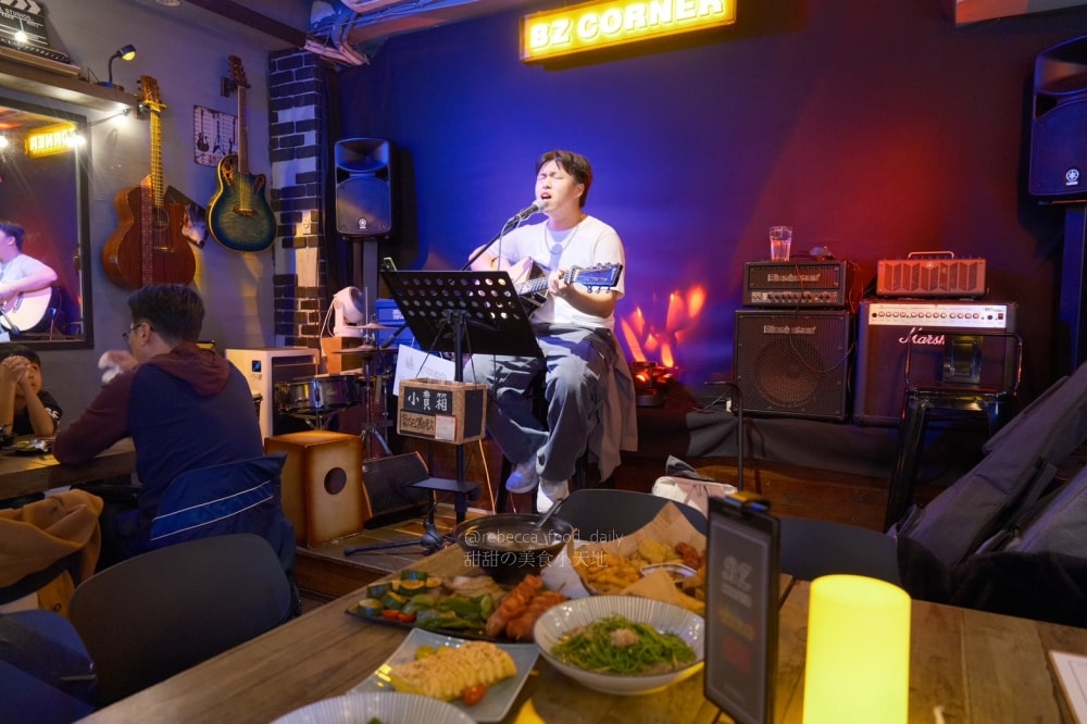 【基隆美食】BZ corner私房音樂餐酒館｜隱身基隆廟口 2 樓的夜晚放鬆好去處，免服務費、駐唱、熱炒、串燒！