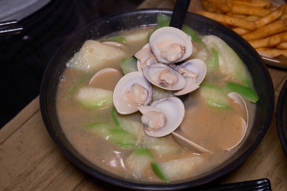 【基隆美食】BZ corner私房音樂餐酒館｜隱身基隆廟口 2 樓的夜晚放鬆好去處，免服務費、駐唱、熱炒、串燒！