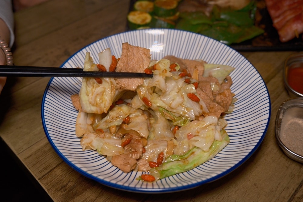 【基隆美食】BZ corner私房音樂餐酒館｜隱身基隆廟口 2 樓的夜晚放鬆好去處，免服務費、駐唱、熱炒、串燒！