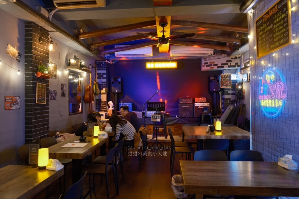 【基隆美食】BZ corner私房音樂餐酒館｜隱身基隆廟口 2 樓的夜晚放鬆好去處，免服務費、駐唱、熱炒、串燒！