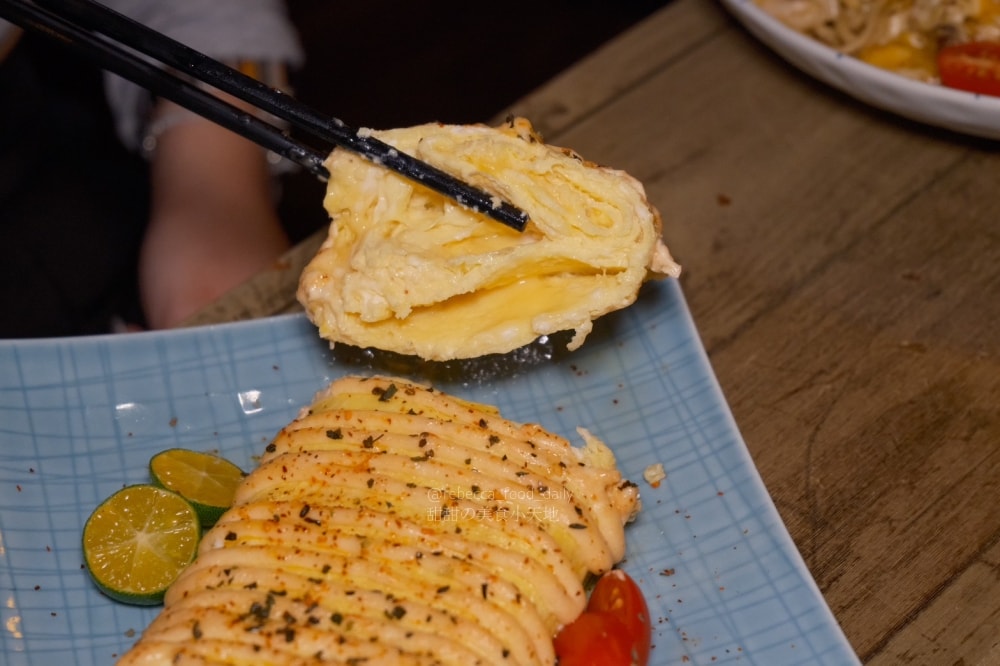 【基隆美食】BZ corner私房音樂餐酒館｜隱身基隆廟口 2 樓的夜晚放鬆好去處，免服務費、駐唱、熱炒、串燒！