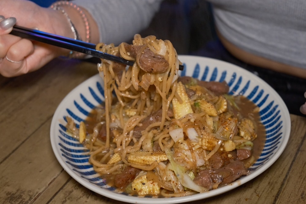 【基隆美食】BZ corner私房音樂餐酒館｜隱身基隆廟口 2 樓的夜晚放鬆好去處，免服務費、駐唱、熱炒、串燒！