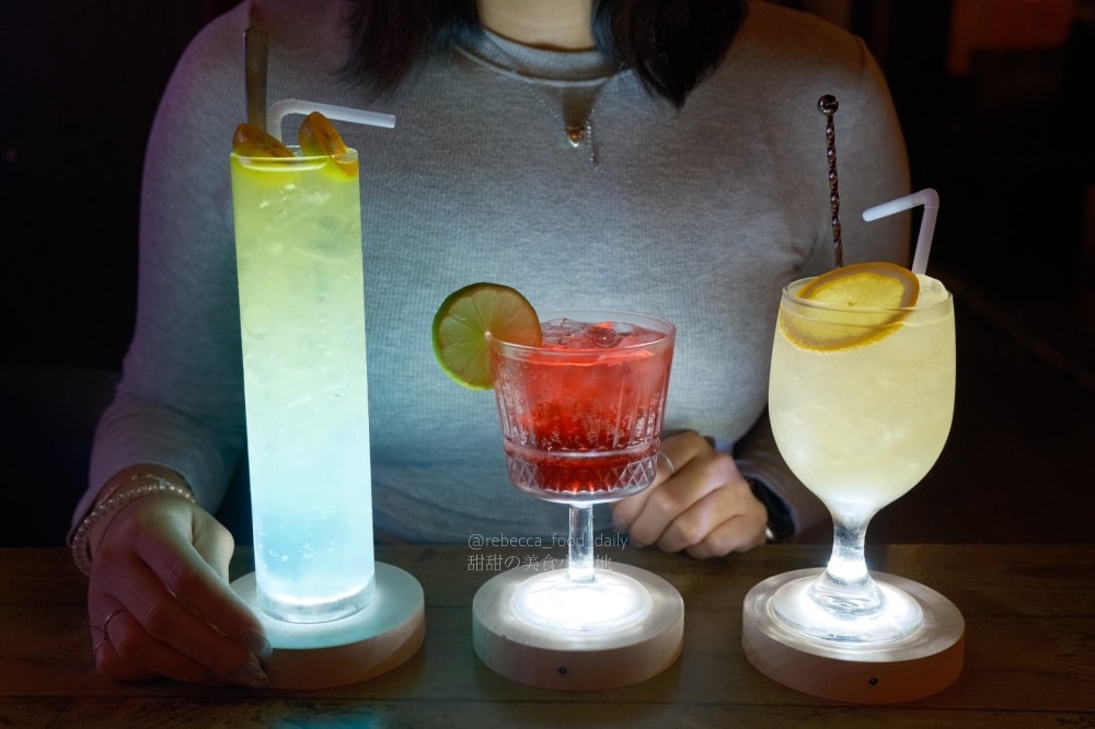 【基隆美食】BZ corner私房音樂餐酒館｜隱身基隆廟口 2 樓的夜晚放鬆好去處，免服務費、駐唱、熱炒、串燒！