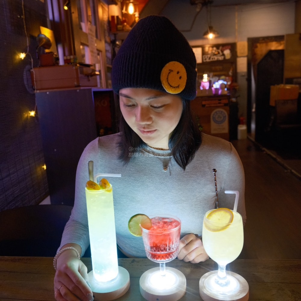 【基隆美食】BZ corner私房音樂餐酒館｜隱身基隆廟口 2 樓的夜晚放鬆好去處，免服務費、駐唱、熱炒、串燒！