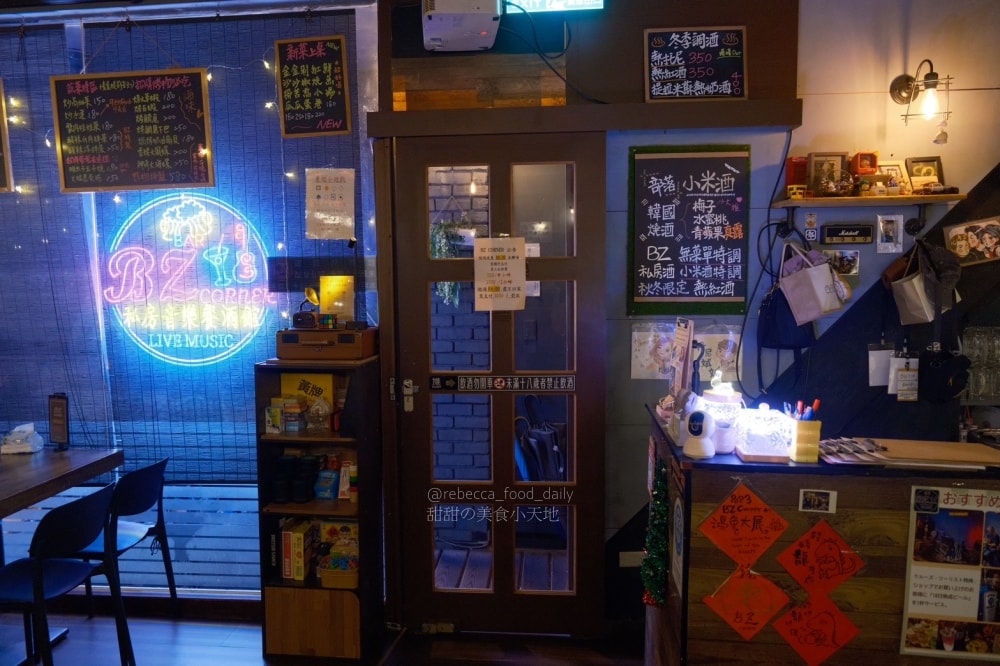 【基隆美食】BZ corner私房音樂餐酒館｜隱身基隆廟口 2 樓的夜晚放鬆好去處，免服務費、駐唱、熱炒、串燒！