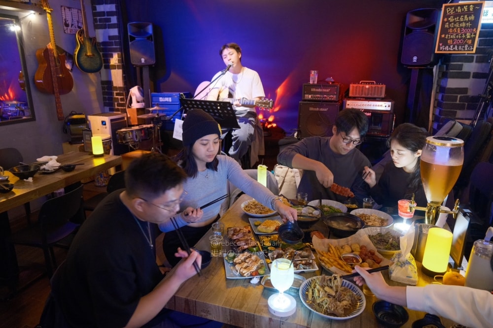 【基隆美食】BZ corner私房音樂餐酒館｜隱身基隆廟口 2 樓的夜晚放鬆好去處，免服務費、駐唱、熱炒、串燒！