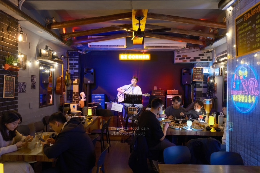 【基隆美食】BZ corner私房音樂餐酒館｜隱身基隆廟口 2 樓的夜晚放鬆好去處，免服務費、駐唱、熱炒、串燒！
