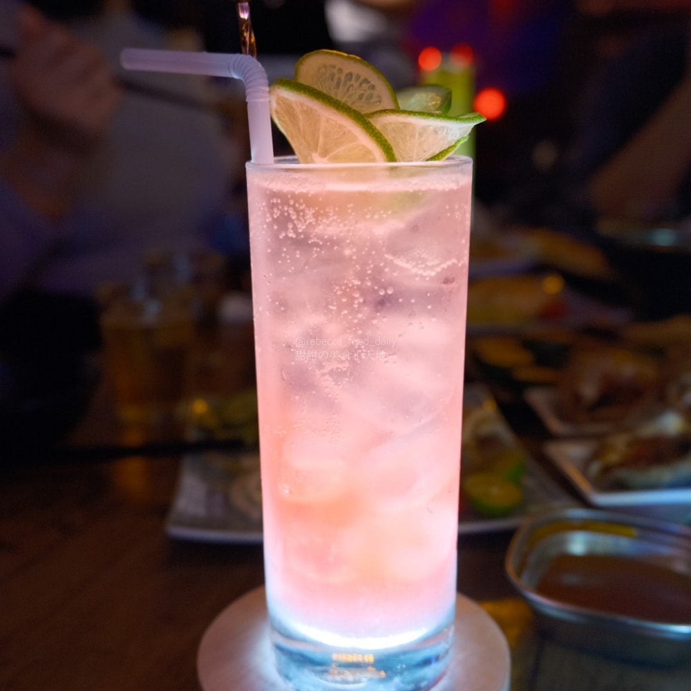 【基隆美食】BZ corner私房音樂餐酒館｜隱身基隆廟口 2 樓的夜晚放鬆好去處，免服務費、駐唱、熱炒、串燒！