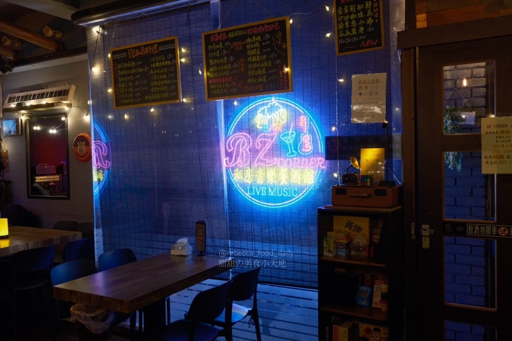 【基隆美食】BZ corner私房音樂餐酒館｜隱身基隆廟口 2 樓的夜晚放鬆好去處，免服務費、駐唱、熱炒、串燒！