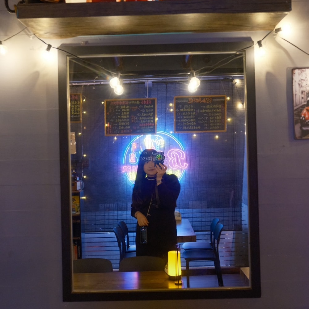 【基隆美食】BZ corner私房音樂餐酒館｜隱身基隆廟口 2 樓的夜晚放鬆好去處，免服務費、駐唱、熱炒、串燒！
