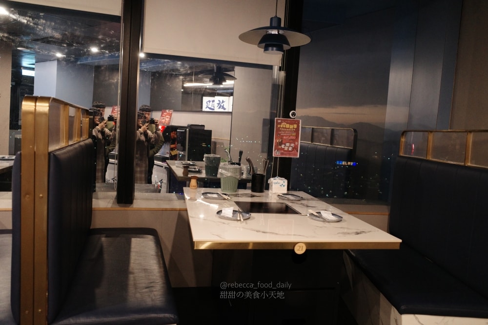 【基隆美食】金大鋤壽喜燒 基隆店｜32F高空景觀吃到飽：$999爽吃日本F1和牛、泰國蝦，火烤兩吃一次滿足！