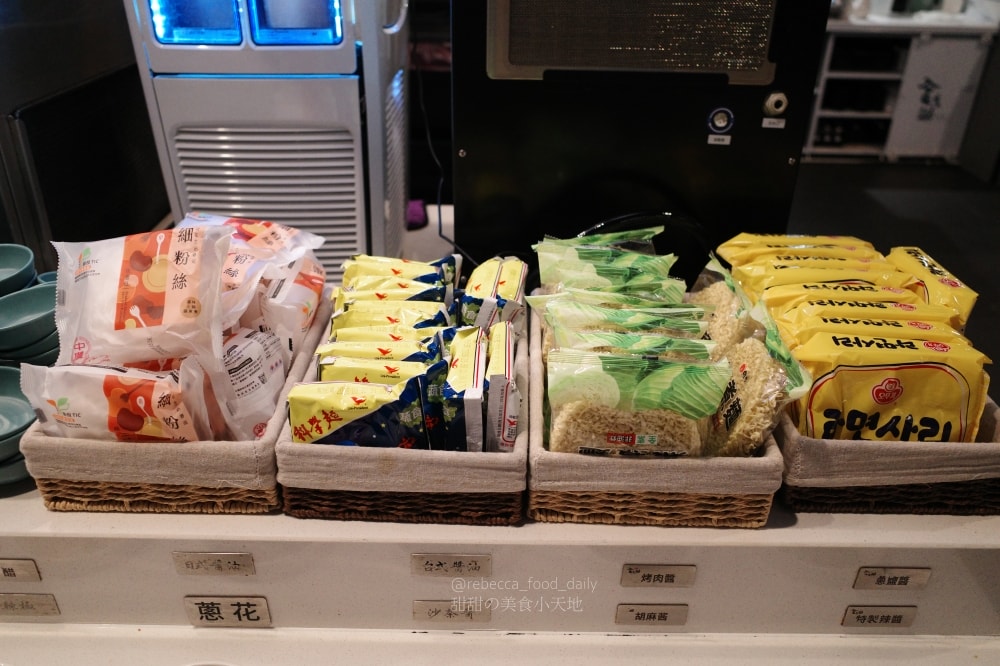 【基隆美食】金大鋤壽喜燒 基隆店｜32F高空景觀吃到飽：$999爽吃日本F1和牛、泰國蝦，火烤兩吃一次滿足！