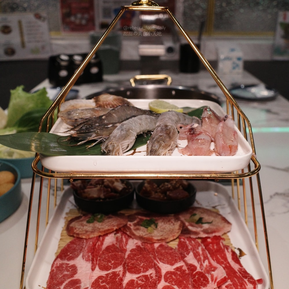 【基隆美食】金大鋤壽喜燒 基隆店｜32F高空景觀吃到飽：$999爽吃日本F1和牛、泰國蝦，火烤兩吃一次滿足！