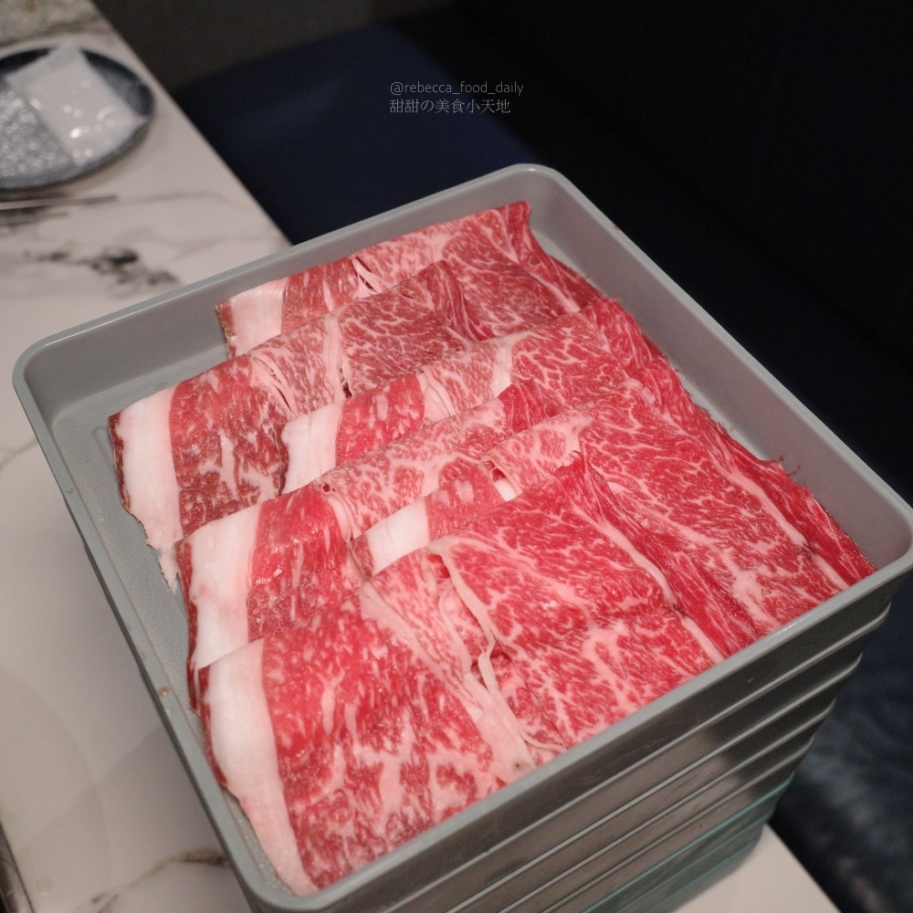 【基隆美食】金大鋤壽喜燒 基隆店｜32F高空景觀吃到飽：$999爽吃日本F1和牛、泰國蝦，火烤兩吃一次滿足！