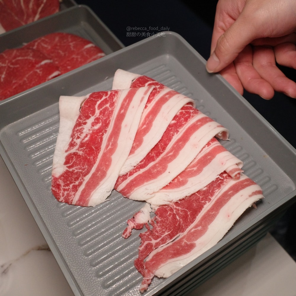 【基隆美食】金大鋤壽喜燒 基隆店｜32F高空景觀吃到飽：$999爽吃日本F1和牛、泰國蝦，火烤兩吃一次滿足！