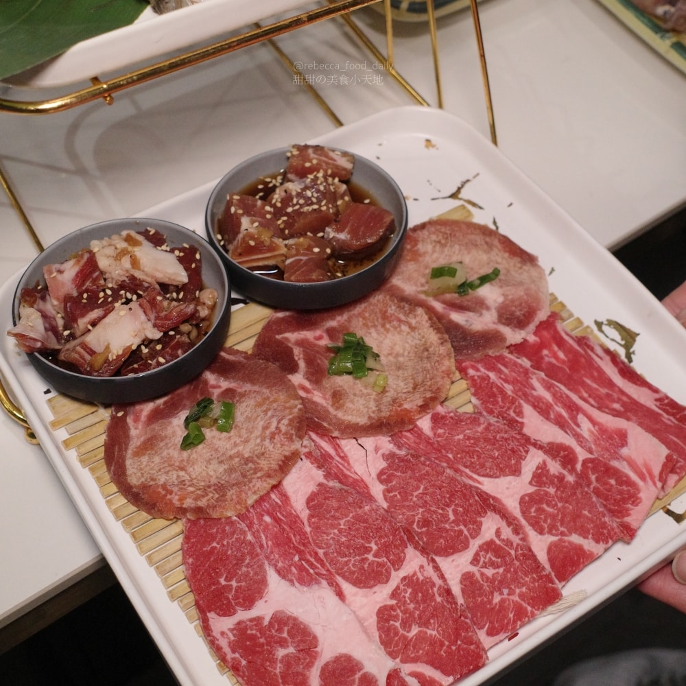 【基隆美食】金大鋤壽喜燒 基隆店｜32F高空景觀吃到飽：$999爽吃日本F1和牛、泰國蝦，火烤兩吃一次滿足！