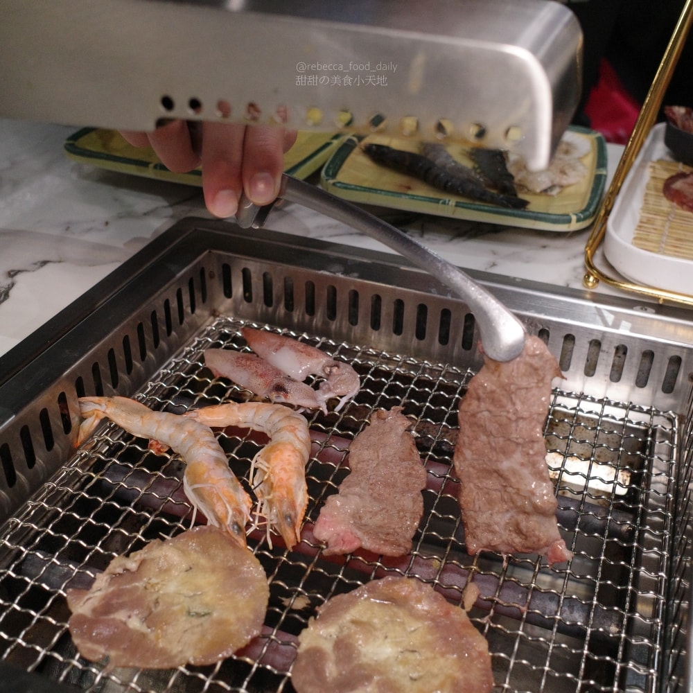 【基隆美食】金大鋤壽喜燒 基隆店｜32F高空景觀吃到飽：$999爽吃日本F1和牛、泰國蝦，火烤兩吃一次滿足！