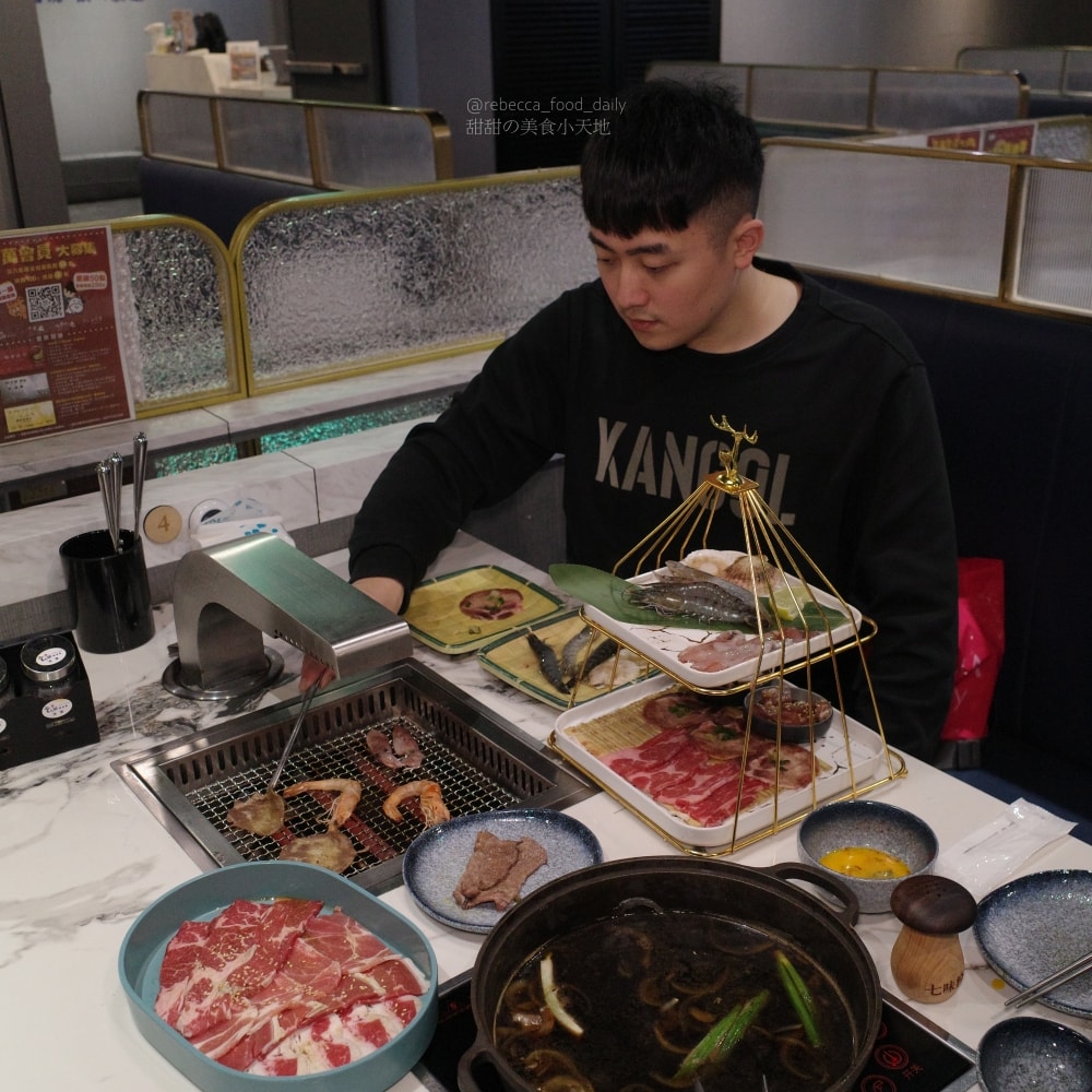 【基隆美食】金大鋤壽喜燒 基隆店｜32F高空景觀吃到飽：$999爽吃日本F1和牛、泰國蝦，火烤兩吃一次滿足！