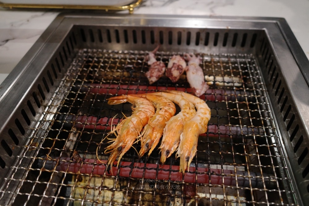 【基隆美食】金大鋤壽喜燒 基隆店｜32F高空景觀吃到飽：$999爽吃日本F1和牛、泰國蝦，火烤兩吃一次滿足！