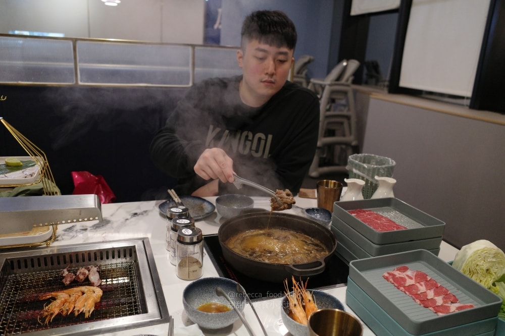 【基隆美食】金大鋤壽喜燒 基隆店｜32F高空景觀吃到飽：$999爽吃日本F1和牛、泰國蝦，火烤兩吃一次滿足！