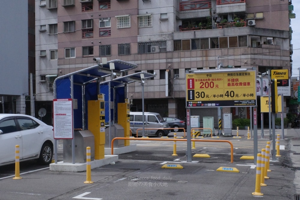 【台中美食推薦】嵐山熟成牛かつ專売(嵐山熟成炸牛排專賣店)南屯大墩店｜炸牛排、雙醬熟成咖哩、帶骨牛小排丼，草莓控必吃草莓季甜點！