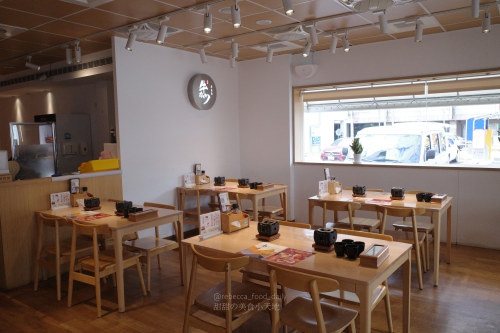 【台中美食推薦】嵐山熟成牛かつ專売(嵐山熟成炸牛排專賣店)南屯大墩店｜炸牛排、雙醬熟成咖哩、帶骨牛小排丼，草莓控必吃草莓季甜點！