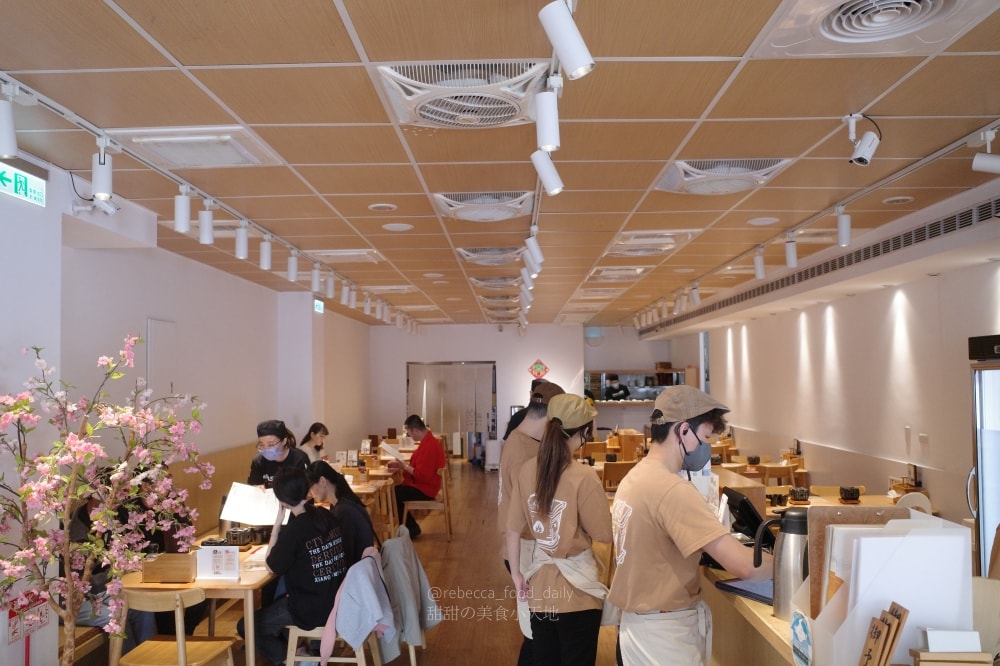 【台中美食推薦】嵐山熟成牛かつ專売(嵐山熟成炸牛排專賣店)南屯大墩店｜炸牛排、雙醬熟成咖哩、帶骨牛小排丼，草莓控必吃草莓季甜點！