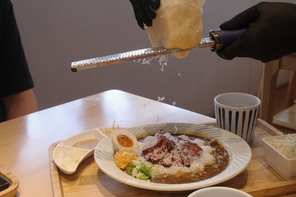 【台中美食推薦】嵐山熟成牛かつ專売(嵐山熟成炸牛排專賣店)南屯大墩店｜炸牛排、雙醬熟成咖哩、帶骨牛小排丼，草莓控必吃草莓季甜點！