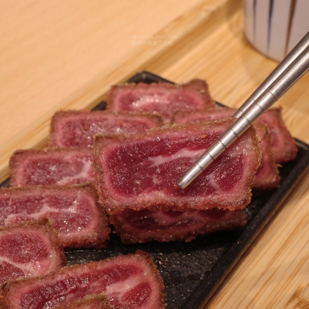 【台中美食推薦】嵐山熟成牛かつ專売(嵐山熟成炸牛排專賣店)南屯大墩店｜炸牛排、雙醬熟成咖哩、帶骨牛小排丼，草莓控必吃草莓季甜點！