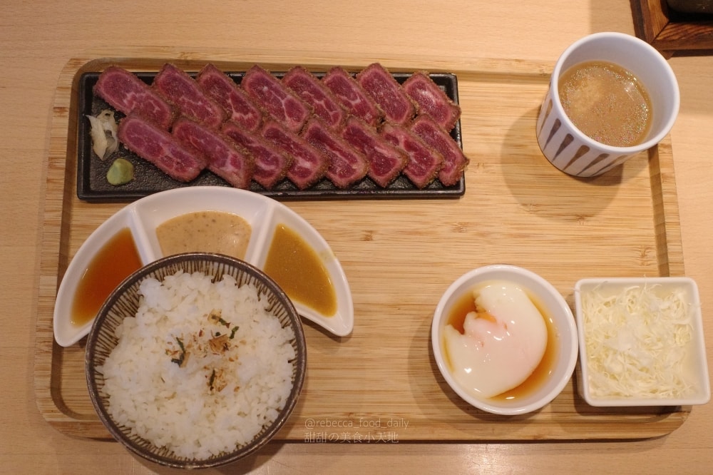 【台中美食推薦】嵐山熟成牛かつ專売(嵐山熟成炸牛排專賣店)南屯大墩店｜炸牛排、雙醬熟成咖哩、帶骨牛小排丼，草莓控必吃草莓季甜點！