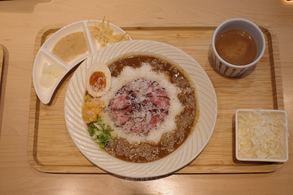 【台中美食推薦】嵐山熟成牛かつ專売(嵐山熟成炸牛排專賣店)南屯大墩店｜炸牛排、雙醬熟成咖哩、帶骨牛小排丼，草莓控必吃草莓季甜點！