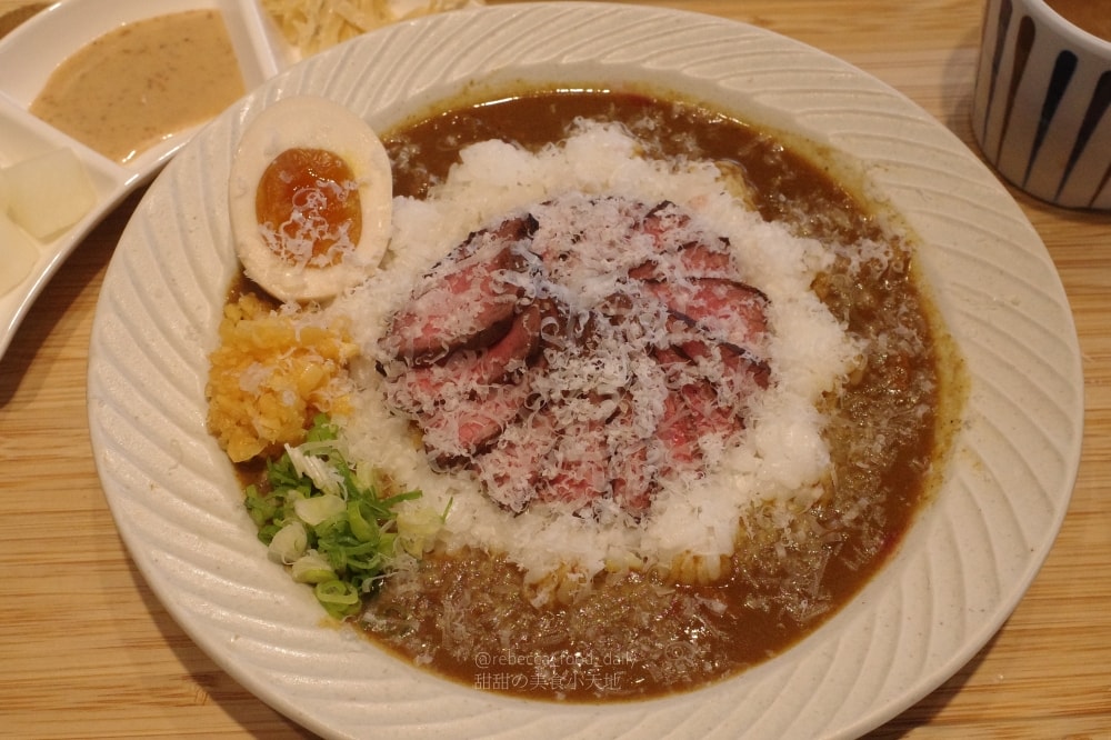 【台中美食推薦】嵐山熟成牛かつ專売(嵐山熟成炸牛排專賣店)南屯大墩店｜炸牛排、雙醬熟成咖哩、帶骨牛小排丼，草莓控必吃草莓季甜點！