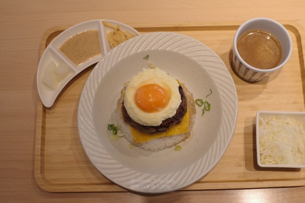 【台中美食推薦】嵐山熟成牛かつ專売(嵐山熟成炸牛排專賣店)南屯大墩店｜炸牛排、雙醬熟成咖哩、帶骨牛小排丼，草莓控必吃草莓季甜點！