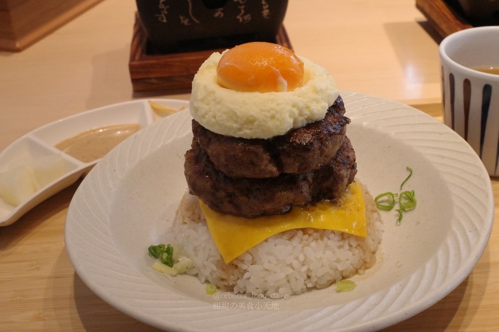 【台中美食推薦】嵐山熟成牛かつ專売(嵐山熟成炸牛排專賣店)南屯大墩店｜炸牛排、雙醬熟成咖哩、帶骨牛小排丼，草莓控必吃草莓季甜點！
