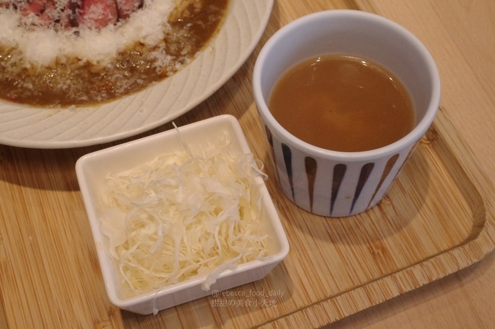 【台中美食推薦】嵐山熟成牛かつ專売(嵐山熟成炸牛排專賣店)南屯大墩店｜炸牛排、雙醬熟成咖哩、帶骨牛小排丼，草莓控必吃草莓季甜點！