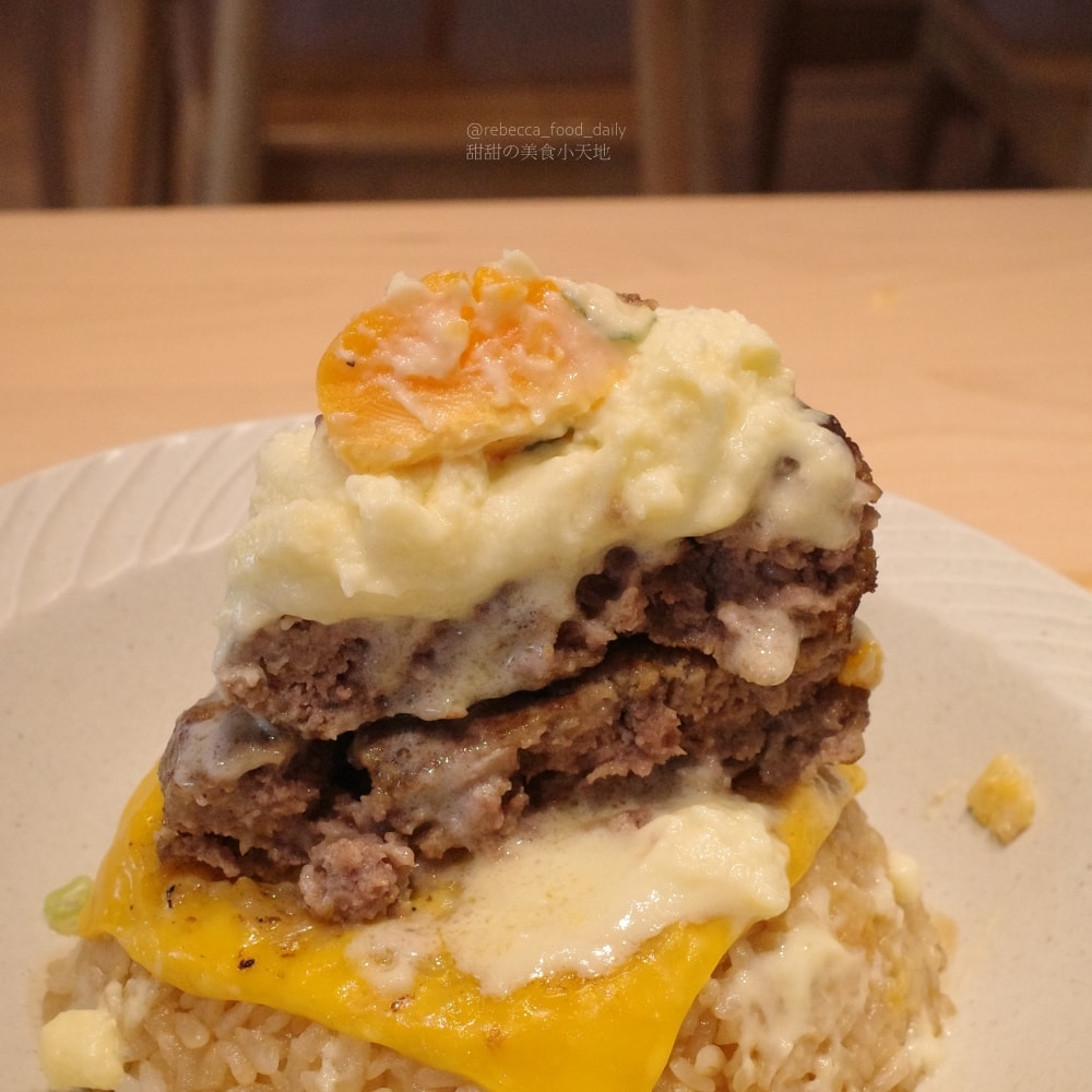 【台中美食推薦】嵐山熟成牛かつ專売(嵐山熟成炸牛排專賣店)南屯大墩店｜炸牛排、雙醬熟成咖哩、帶骨牛小排丼，草莓控必吃草莓季甜點！