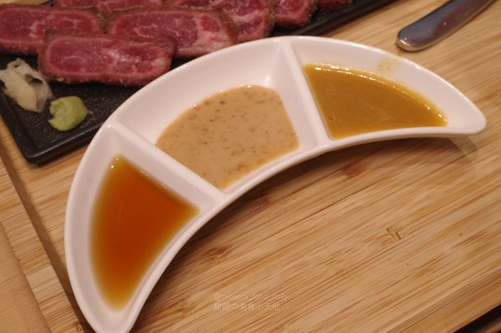 【台中美食推薦】嵐山熟成牛かつ專売(嵐山熟成炸牛排專賣店)南屯大墩店｜炸牛排、雙醬熟成咖哩、帶骨牛小排丼，草莓控必吃草莓季甜點！