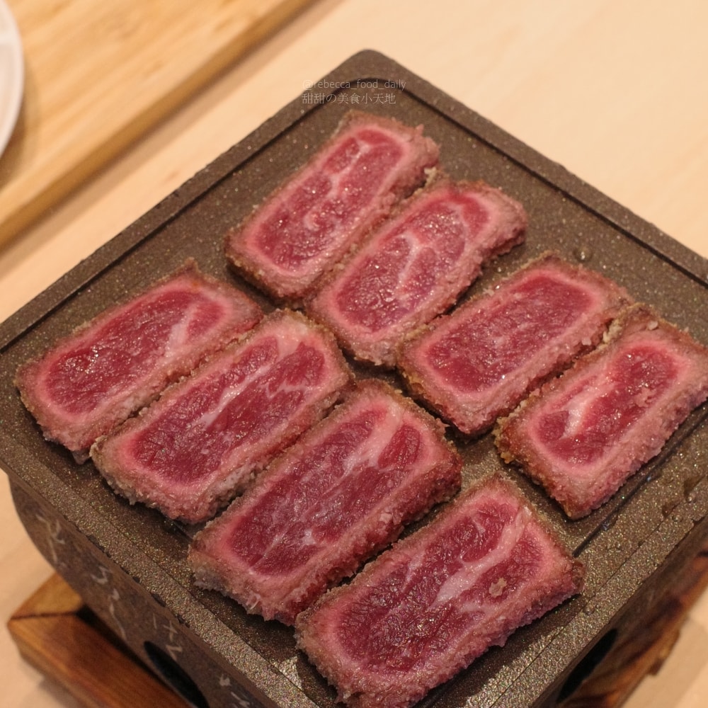 【台中美食推薦】嵐山熟成牛かつ專売(嵐山熟成炸牛排專賣店)南屯大墩店｜炸牛排、雙醬熟成咖哩、帶骨牛小排丼，草莓控必吃草莓季甜點！