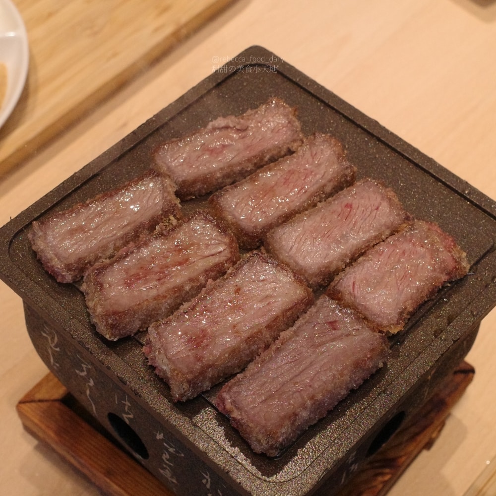 【台中美食推薦】嵐山熟成牛かつ專売(嵐山熟成炸牛排專賣店)南屯大墩店｜炸牛排、雙醬熟成咖哩、帶骨牛小排丼，草莓控必吃草莓季甜點！