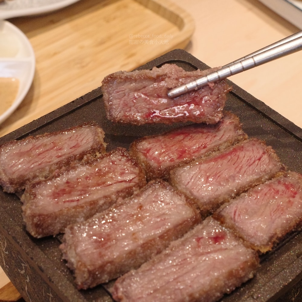 【台中美食推薦】嵐山熟成牛かつ專売(嵐山熟成炸牛排專賣店)南屯大墩店｜炸牛排、雙醬熟成咖哩、帶骨牛小排丼，草莓控必吃草莓季甜點！