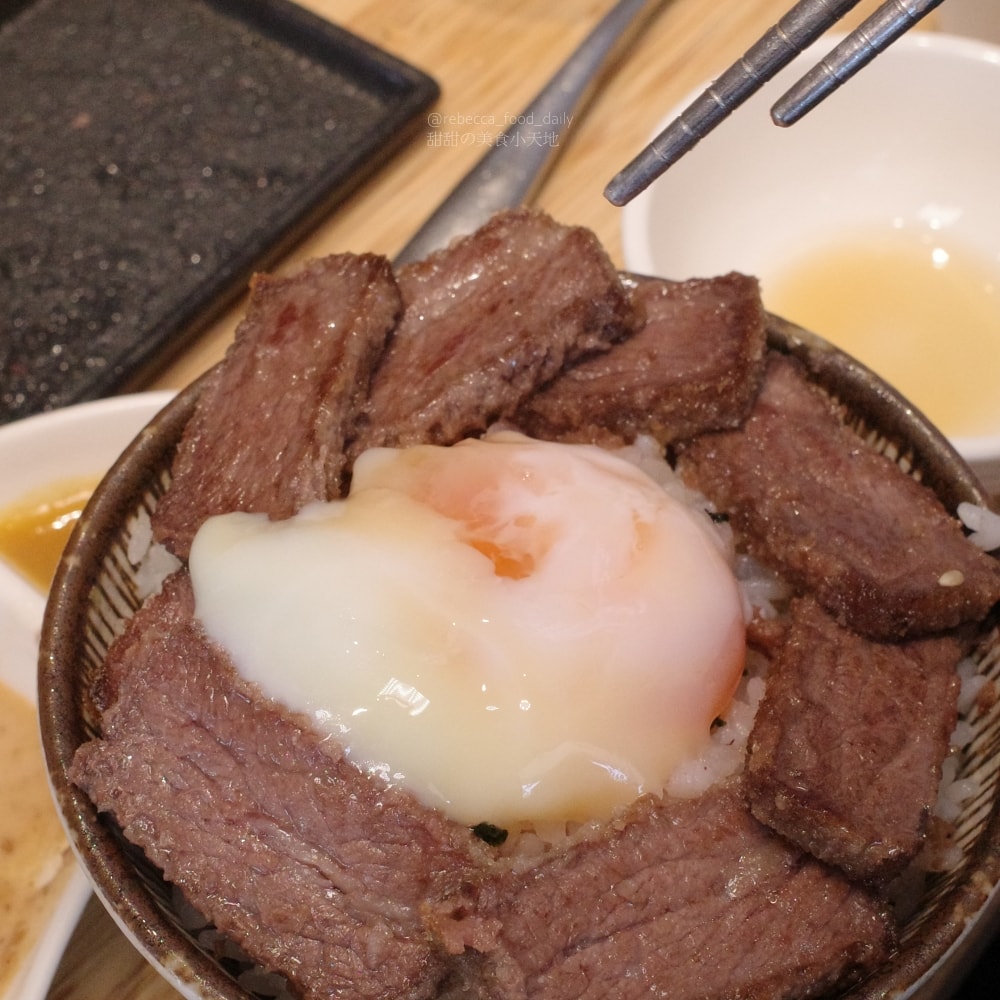 【台中美食推薦】嵐山熟成牛かつ專売(嵐山熟成炸牛排專賣店)南屯大墩店｜炸牛排、雙醬熟成咖哩、帶骨牛小排丼，草莓控必吃草莓季甜點！