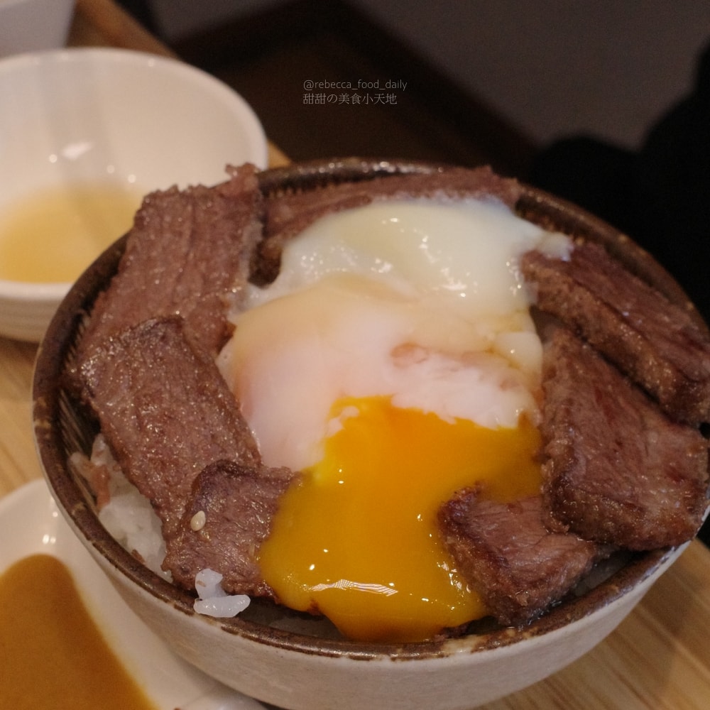 【台中美食推薦】嵐山熟成牛かつ專売(嵐山熟成炸牛排專賣店)南屯大墩店｜炸牛排、雙醬熟成咖哩、帶骨牛小排丼，草莓控必吃草莓季甜點！
