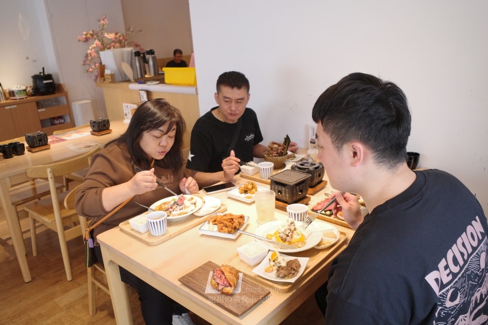 【台中美食推薦】嵐山熟成牛かつ專売(嵐山熟成炸牛排專賣店)南屯大墩店｜炸牛排、雙醬熟成咖哩、帶骨牛小排丼，草莓控必吃草莓季甜點！