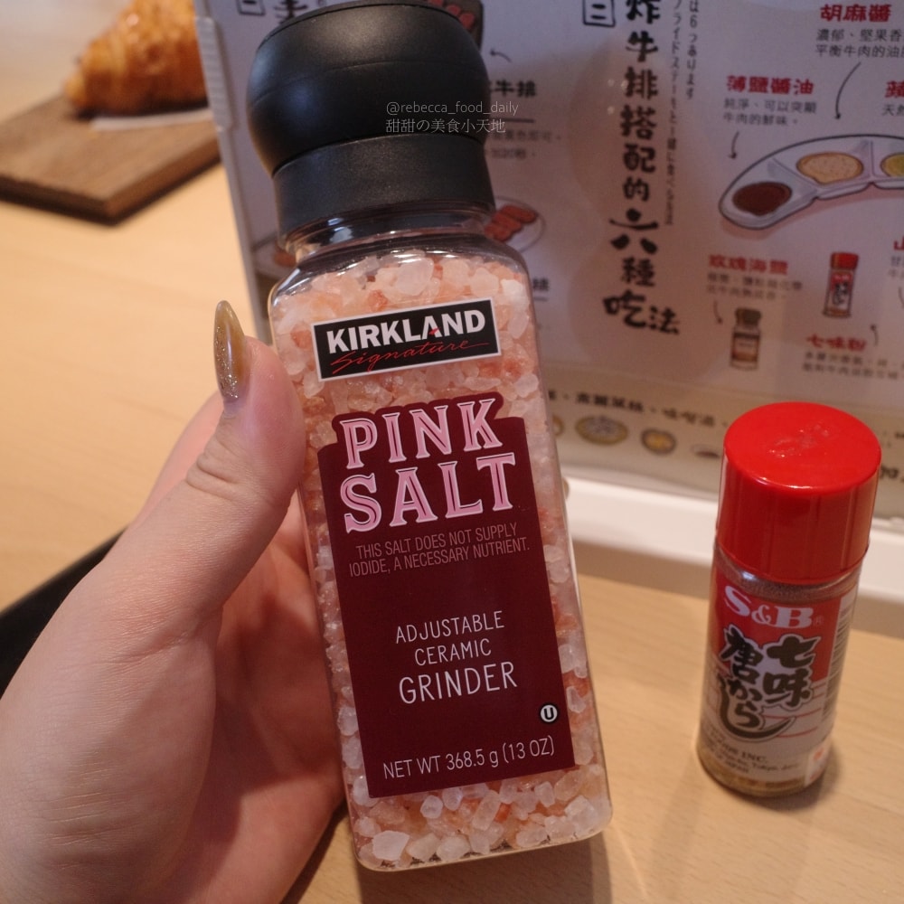 【台中美食推薦】嵐山熟成牛かつ專売(嵐山熟成炸牛排專賣店)南屯大墩店｜炸牛排、雙醬熟成咖哩、帶骨牛小排丼，草莓控必吃草莓季甜點！