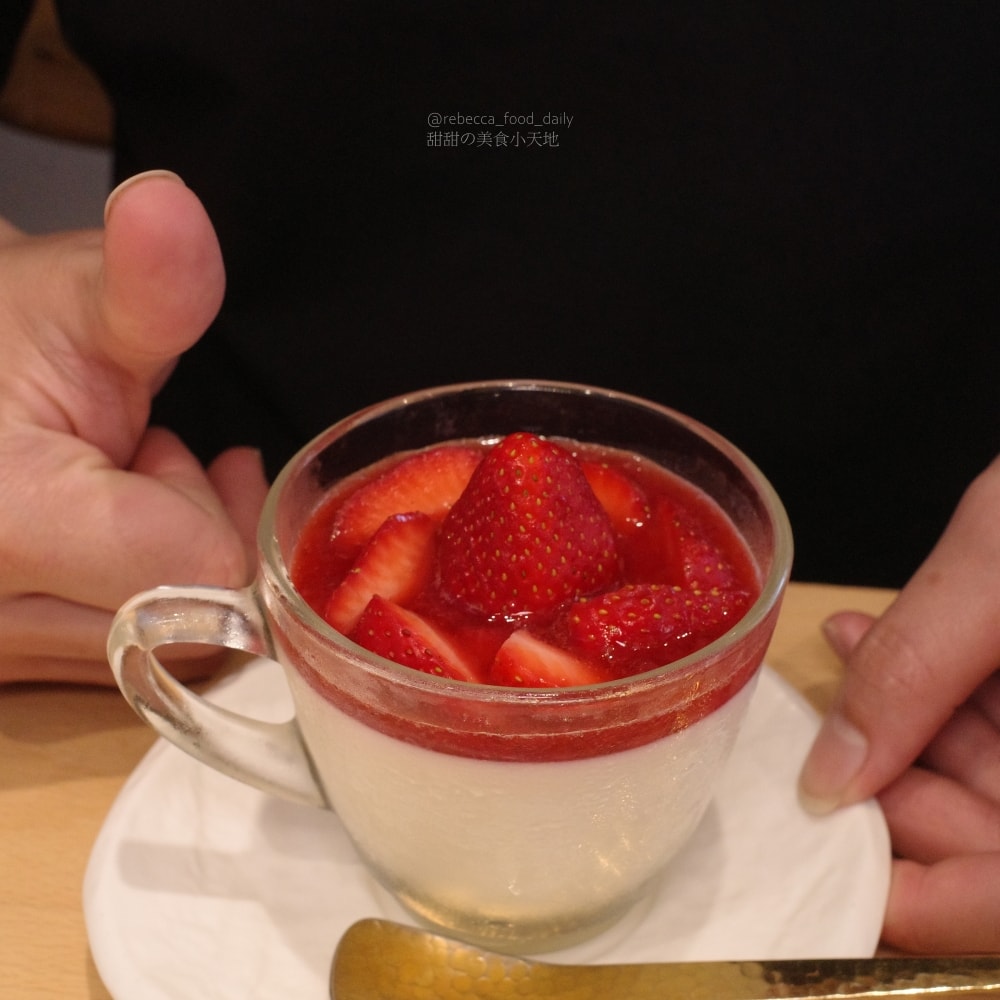 【台中美食推薦】嵐山熟成牛かつ專売(嵐山熟成炸牛排專賣店)南屯大墩店｜炸牛排、雙醬熟成咖哩、帶骨牛小排丼，草莓控必吃草莓季甜點！